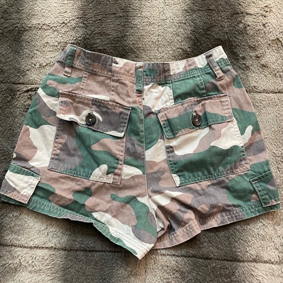 Forever 21 Camo Cargo Shorts - Picture 2 of 4
